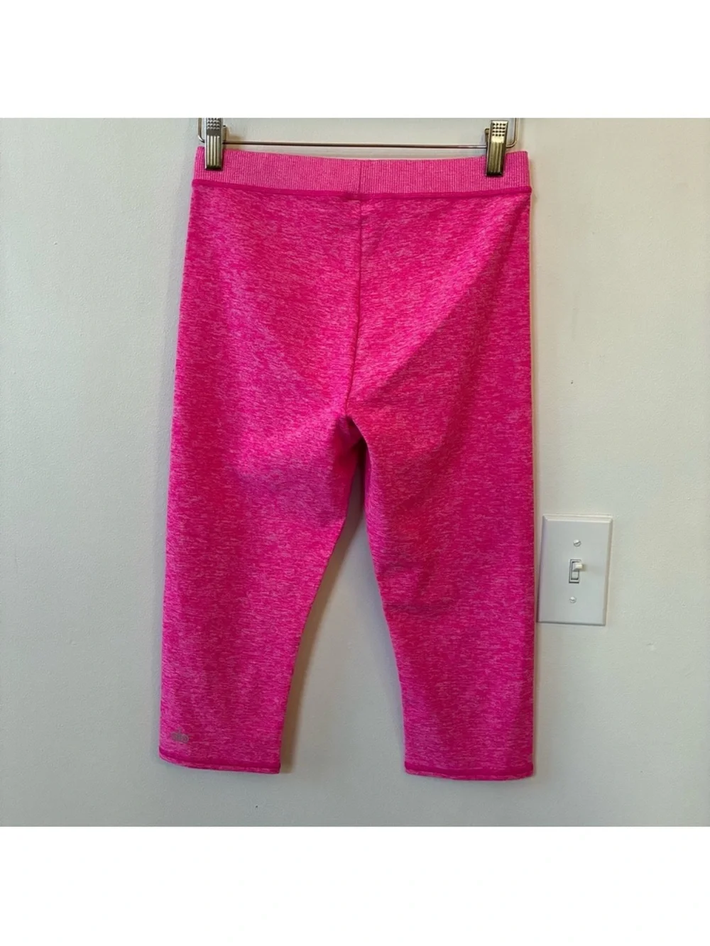 LIKE NEW ALO Yoga ALOSOFT Capri Leggings Neon Heathered Pink